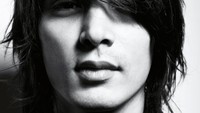 Abimana Aryasatya memajang foto masa mudanya dengan rambut panjang menutupi dahi. Salah satu netizen berkomentar mengira sosok Abimana dalam foto tersebut adalah Lee Min Ho. (Foto: dok. Instagram @abimana_arya) 