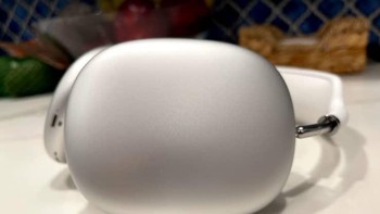 Desain akustik khusus, dipadukan dengan chip H1 yang kuat, dan perangkat lunak canggih memungkinkan AirPods Max menggunakan audio komputasi untuk memberikan pengalaman mendengarkan audio terbaik secara nirkabel, klaim Apple. Foto: istimewa