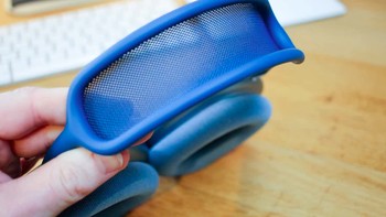 AirPods Max hadir dalam varian warna space grey, silver, sky blue, green, dan pink. Mulai dijual 15 Desember di beberapa negara dengan harga USD 549 atau Rp 7,8 juta. Selisih sedikit dari iPhone 12 Mini yang dijual seharga USD 699. Foto: istimewa