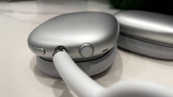 Headphone dilengkapi Digital Crown yang terinspirasi Apple Watch. Fungsinya untuk mengontrol volume, pemutaran, menjawab atau mengakhiri panggilan, mengaktifkan Siri. Foto: istimewa