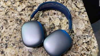 Rangka AirPods Max dibuat dengan baja tahan karat untuk daya tahan yang tinggi, diklaim menghadirkan fleksibilitas, serta kenyamanan untuk berbagai macam bentuk dan ukuran kepala. Foto: istimewa