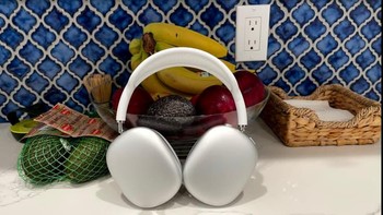 Dengan AirPods Max, kami menghadirkan pengalaman AirPods yang ajaib ke dalam desain over-ear yang menakjubkan dengan audio fidelitas tinggi, kata Greg Joswiak, Senior Vice President of Worldwide Marketing Apple. Ini wujudnya yang elegan. Foto: istimewa