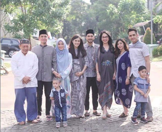 Kakak Alyssa Soebandono, Ananda, berpindah keyakinan menjadi Kristen. Keputusan tersebut sempat membuat keluarganya kaget. Meski sempat ada penolokan, kini mereka sudah hidup harmonis dengan perbedaan. (Foto: Instagram/@AnandaSoebandono)