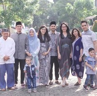 Kakak Alyssa Soebandono, Ananda, berpindah keyakinan menjadi Kristen. Keputusan tersebut sempat membuat keluarganya kaget. Meski sempat ada penolokan, kini mereka sudah hidup harmonis dengan perbedaan. (Foto: Instagram/@AnandaSoebandono)