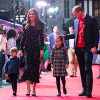 George, Charlotte dan Louis jalan saling bergandengan tangan dengan ayah dan ibunya. Ada momen lucu ketika Charlotte melepaskan tangan ayahnya dan ingin jalan sendiri. Setelah tidak berhasil menggenggam tangan putrinya kembali, Pangeran William pun membiarkannya dan hanya mengelus rambutnya. Foto: Getty Images/WPA Pool