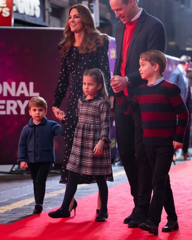 Pangeran William dan Kate Middleton mengajak Pangeran George, Putri Charlotte dan Pangeran Louis untuk menyaksikan pertunjukan pantomim yang digelar oleh The National Lottery di London Palladium, Jumat (11/12/2020). Perhelatan ini diadakan sebagai apresiasi kepada mereka yang bertugas di garda terdepan selama pandemi.(Foto: Getty Images/WPA Pool)