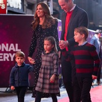 Pangeran William dan Kate Middleton mengajak Pangeran George, Putri Charlotte dan Pangeran Louis untuk menyaksikan pertunjukan pantomim yang digelar oleh The National Lottery di London Palladium, Jumat (11/12/2020). Perhelatan ini diadakan sebagai apresiasi kepada mereka yang bertugas di garda terdepan selama pandemi.(Foto: Getty Images/WPA Pool)