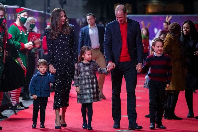 Sebelum acara dimulai, mereka pun berjalan melalui karpet merah. Seperti dikabarkan Daily Mail, ini adalah penampilan perdana anak-anak Duke dan Duchess of Cambridge di karpet merah. Mereka tampil kompak dalam busana senada. Pangeran William memakai sweater merah dan blazer yang selaras dengan baju garis-garis lengan panjang yang dipakai Pangeran George. (Foto: Getty Images/WPA Pool)