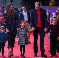 Sebelum acara dimulai, mereka pun berjalan melalui karpet merah. Seperti dikabarkan Daily Mail, ini adalah penampilan perdana anak-anak Duke dan Duchess of Cambridge di karpet merah. Mereka tampil kompak dalam busana senada. Pangeran William memakai sweater merah dan blazer yang selaras dengan baju garis-garis lengan panjang yang dipakai Pangeran George. (Foto: Getty Images/WPA Pool)