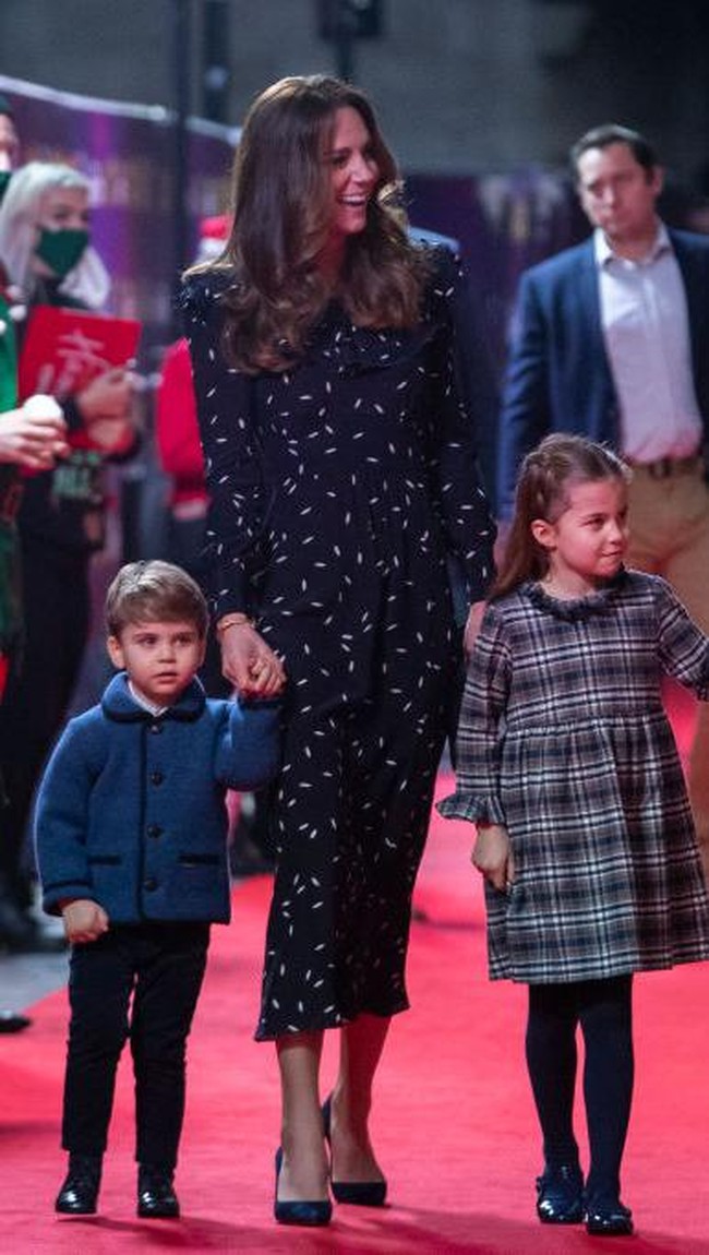 Sementara itu, Putri Charlotte memakai dress motif kotak bernuansa gelap yang dipadu dengan stocking hitam. Gaun berwarna gelap juga menjadi pilihan Kate Middleton.(Foto: Getty Images/WPA Pool)