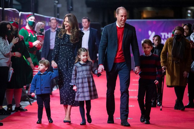 Ini merupakan pertamakalinya Pangeran William dan Kate Middleton tampil berlima dengan anak-anak mereka di red carpet. Momen manis tersebut pun berhasil diabadikan oleh jepretan kamera para fotografer. Foto: Getty Images/WPA Pool