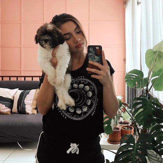 Hingga saat ini unggahan terbaru mantan pacar Giorgino Abraham yang memamerkan perut berlipatnya itu telah disukai oleh lebih dari 109 ribu pengguna Instagram. Bagaimana menurutmu? Foto: Instagram/@angelagilsha