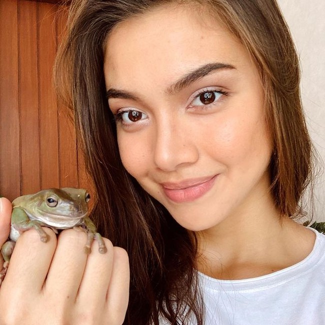 Angela Gilsha memiliki darah keturunan Bali dan Italia. Darah Italia didapatkannya dari sang ayah. Sedangkan ibunya merupakan wanita asli Bali. Foto: Instagram/@angelagilsha