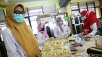 Peserta diajari membuat beragam kue.