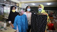 Peserta menunjukan busana yang berhasil dibuat.