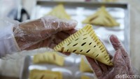 Mentor memberikan penjelasan cara membuat kue.