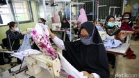 Sejumlah peserta mengikuti pelatihan tata busana di Pusat Pelatihan Kerja Daerah (PPKD) Jakarta Pusat, Senin (14/12/2020).
