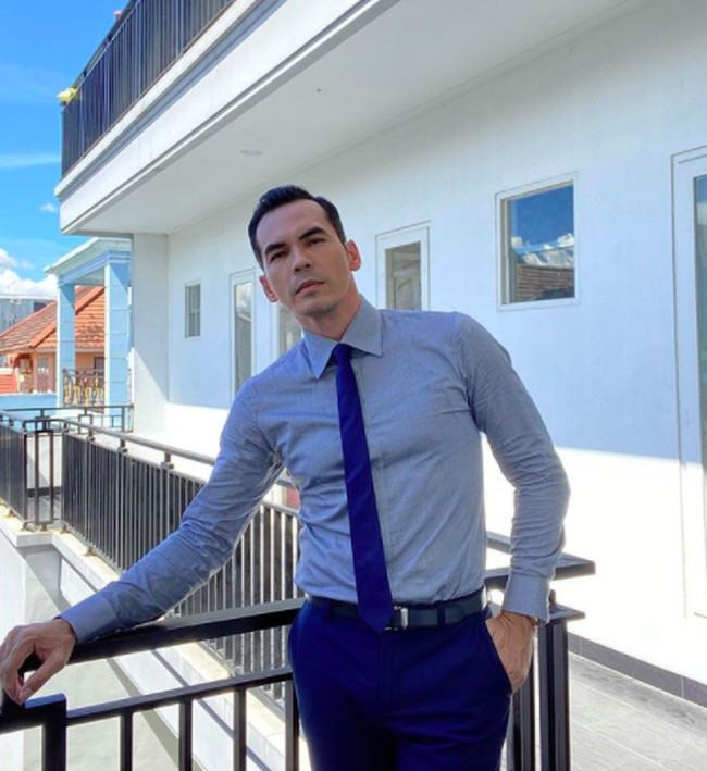 Sempat disebut-sebut memiliki kemiripan dengan Doctor Strange, penampilan Atalarik Syach juga tak kalah curi atensi. Di tahun ini, tepatnya pada 2 Juni 2023 Atalarik akan resmi berusia 50 tahun. Namun penampilannya masih tampak awet muda meski sudah akan memasuki kepala 5. Foto: Instagram Atalarik Syach