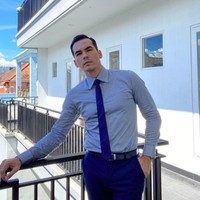 Sempat disebut-sebut memiliki kemiripan dengan Doctor Strange, penampilan Atalarik Syach juga tak kalah curi atensi. Di tahun ini, tepatnya pada 2 Juni 2023 Atalarik akan resmi berusia 50 tahun. Namun penampilannya masih tampak awet muda meski sudah akan memasuki kepala 5. Foto: Instagram Atalarik Syach