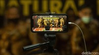 Di tengah-tengah acara, para juri juga naik keatas panggung untuk perform. Mereka menunjukkan otot-ototnya untuk menjadi penyemangat bagi para peserta yang bertanding.