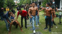 Sebelum naik panggung, peserta latihan ringan terlebih dahulu. Usai pemanasan mereka langsung memakai baby oil agar otot terlihat lebih jelas di atas panggung.