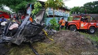 Akibat kecelakaan ini Dua orang ditemukan tewas dalam kejadian ini. Seorang lainnya hingga pagi ini masih dalam pencarian.