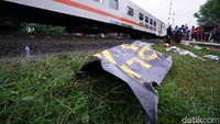 Kecelakaan terjadi sekitar pukul 23.00 WIB di perlintasan kereta api tanpa palang di Dukuh Siboto, Desa Kalimacan, Kecamatan Kalijambe, Sragen, Jawa Tengah.