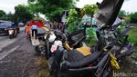 Bangkai Mobil Polsek Kalijambe Ringsek Usai Tertabrak KA