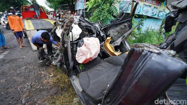 Mobil patroli Polsek Kalijambe tertabrak Kereta Api (KA) Brantas di Sragen, Jawa Tengah. Akibat kecelakaan ini mobil ringsek, dua orang tewas dan satu orang hilang.