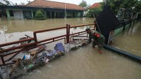 Sebuah sekolah ikut terendam banjir.