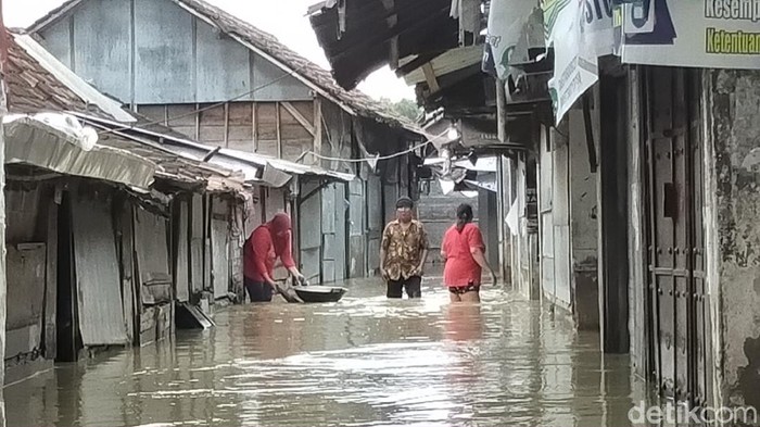 Kali Lamong di Gresik meluap sejak Minggu (13/12) pagi. Enam desa di Kecamatan Benjeng masih dilanda banjir.