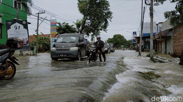 Seorang siswi SMP di Kecamatan Benjeng, Gresik hilang terseret banjir, Minggu (13/12). Siswi berumur 13 tahun itu ditemukan dalam kondisi meninggal dunia.