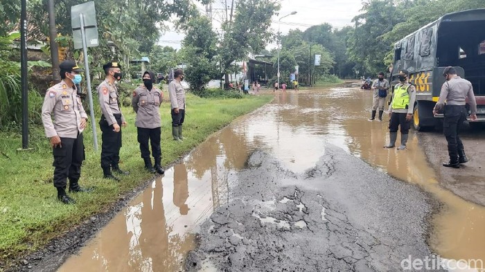 Sungai Madiun yang melintas di Ngawi meluap dan membuat tiga desa terendam banjir. Tiga desa tersebut berada di Kecamatan Kwadungan dan Pangkur.