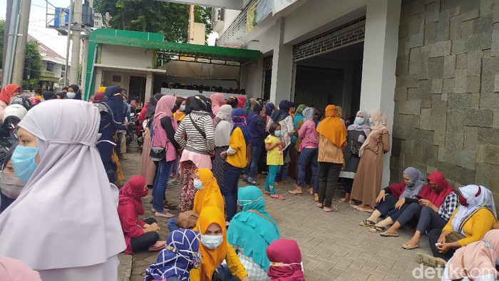 Ratusan penerima Bantuan Langsung Tunai (BLT) dampak CIVID-19 antre di Bank Delta Artha, Jalan A Yani. Sayangnya mereka mengabaikan protokol kesehatan (prokes).