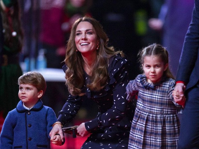 Selain gaya busananya, sorotan juga tertuju pada wajah putra bungsu Pangeran dan Kate Middleton ini. Di media sosial, banyak yang berkomentar bahwa wajah Pangeran George mirip dengan ayah ibunya, Michael Middleton. (Foto: Aaron Chown/Pool via AP)