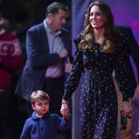 Pangeran Louis yang baru berusia 2 tahun bergaya dengan jaket biru bergaya klasik. Celana berpotongan slim-fit dan sepatu formal ikut melengkapi penampilannya yang menggemaskan. (Foto: Aaron Chown/Pool via AP)