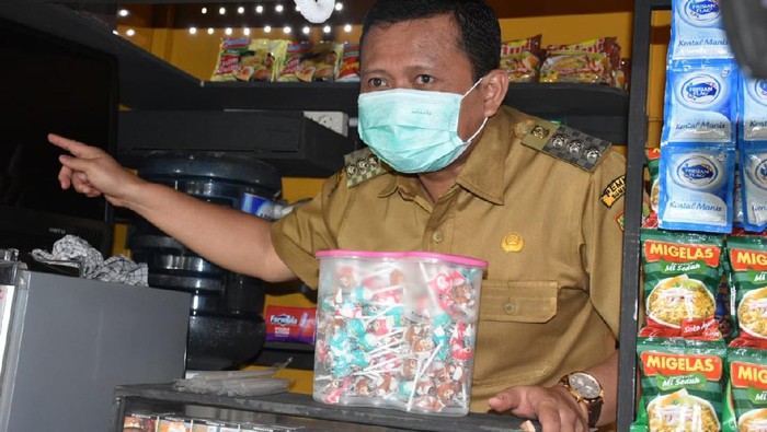 Bupati Sumedang Dony Ahmad Munir serahkan warung pintar.