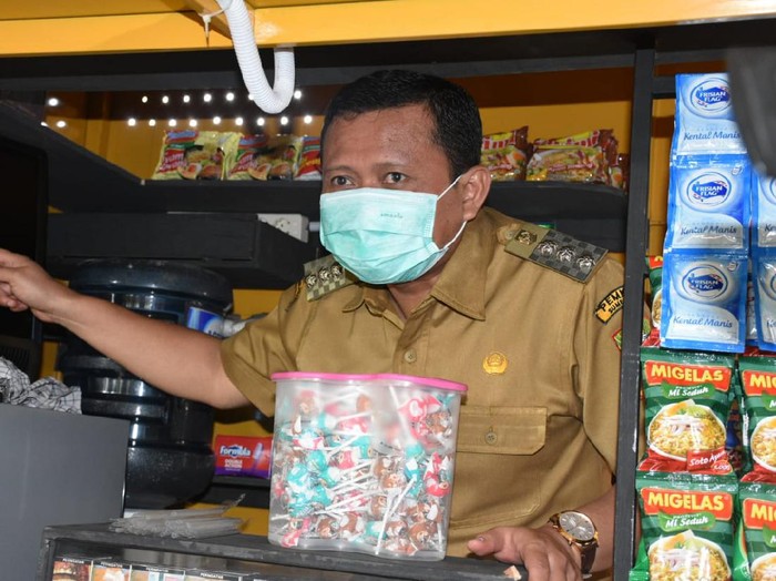 Bupati Sumedang Dony Ahmad Munir serahkan warung pintar.