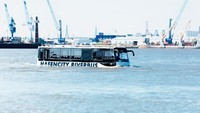 Melihat video yang dibagikan Hendi di akun Instagramnya, terlihat bus amfibi. Dari penelusuran lebih lanjut, bus amfibi itu merupakan bus yang dipakai wisatawan di kota Hamburg Jerman, bus amfibi itu dinamakan Hafencity Riverbus, bus amfibi pertama Jerman. Foto: MAN
