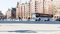 Bus itu bisa melaju di dua alam. Kadang melaju di pelabuhan dan bisa juga jalan normal di kawasan perkotaan. Di bawah bus itu tersimpan sasis truk buatan MAN atau Maschinenfabrik Augsburg-Nürnberg. Sebuah produsen bus terkemuka di Eropa yang berbasis di Munich. Foto: MAN