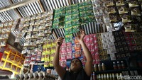 Diungkapkan olehnya, jarak menuju Malaysia dengan berjalan kaki hanya sekitar 1 jam, namun bila menuju Sambas, dulu ia harus menggunakan perahu yang dikayuh dan membutuhkan waktu 1 minggu pulang pergi untuk berbelanja.