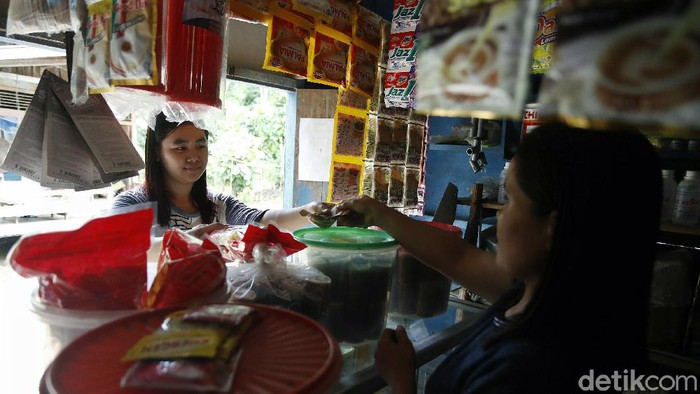 Pedagang sembako di Kecamatan Sajingan Besar, Kabupaten Sambas, Kalbar, Yuyun (40) mengaku dulu lebih suka berbelanja ke Malaysia. Sebab berjarak lebih dekat.