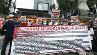 Massa membawa berbagai spanduk dan poster.