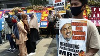Massa dari Aliansi Mahasiswa dan Pemuda Jakarta menggelar aksi demo di depan gedung Polda Metro Jaya, Jakarta, Senin (14/12/2021).