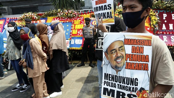 Demo di Polda Metro, Massa Dukung Polisi Tangkap HRS Massa dari Aliansi Mahasiswa dan Pemuda Jakarta beraksi di Polda Metro Jaya, Jakarta. Mereka mendukung polisi untuk mengusut kasus yang menjerat Habib Rizieq Shihab.