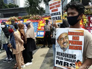 Demo di Polda Metro, Massa Dukung Polisi Tangkap HRS