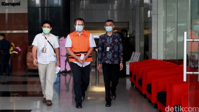 Mantan Menteri KKP Edhy Prabowo meninggalkan gedung KPK usai menjalani pemeriksaan. Ia tampak menunduk saat tinggalkan gedung KPK.