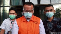 Mantan Menteri Kelautan dan Perikanan, Edhy Prabowo menuju mobil tahanan usai menjalani pemeriksaan lanjutan di Gedung KPK, Jakarta, Senin (14/12/2020).