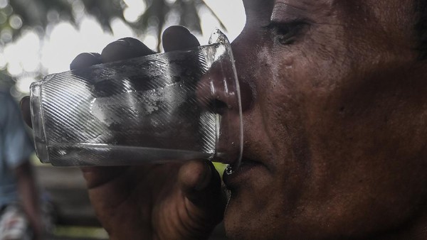 Balai Pelestarian Nilai Budaya (BPNB) Maluku sudah menyatakan bahwa sopi telah ditetapkan sebagai warisan budaya tak benda Indonesia sejak Oktober 2016. “Sehingga warisan budaya harus dilindungi agar tidak punah, bukan dilihat dari soal efek samping negatif sopi, tetapi bagaimana (sopi) menjadi perangkat adat di Maluku,” tegas Kepala Balai Pelestarian Nilai Budaya (BPNB) Maluku Rusli Manorek beberapa waktu lalu. Di balik semua perbedaan cara pandang akan sopi, kehadiran minuman olahan tradisional itu telah memperkaya ragam warisan budaya tanah air yang akan dilestarikan. Balai Pelestarian Nilai Budaya (BPNB) Maluku sudah menyatakan bahwa sopi telah ditetapkan sebagai warisan budaya tak benda Indonesia sejak Oktober 2016. “Sehingga warisan budaya harus dilindungi agar tidak punah, bukan dilihat dari soal efek samping negatif sopi, tetapi bagaimana (sopi) menjadi perangkat adat di Maluku,” tegas Kepala Balai Pelestarian Nilai Budaya (BPNB) Maluku Rusli Manorek beberapa waktu lalu. Di balik semua perbedaan cara pandang akan sopi, kehadiran minuman olahan tradisional itu telah memperkaya ragam warisan budaya tanah air yang akan dilestarikan.
