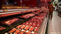 Daging hingga makanan kemasan diperiksa petugas saat melakukan sidak di swalayan tersebut.